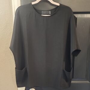 Plaque Label Black Short Sleeve Top